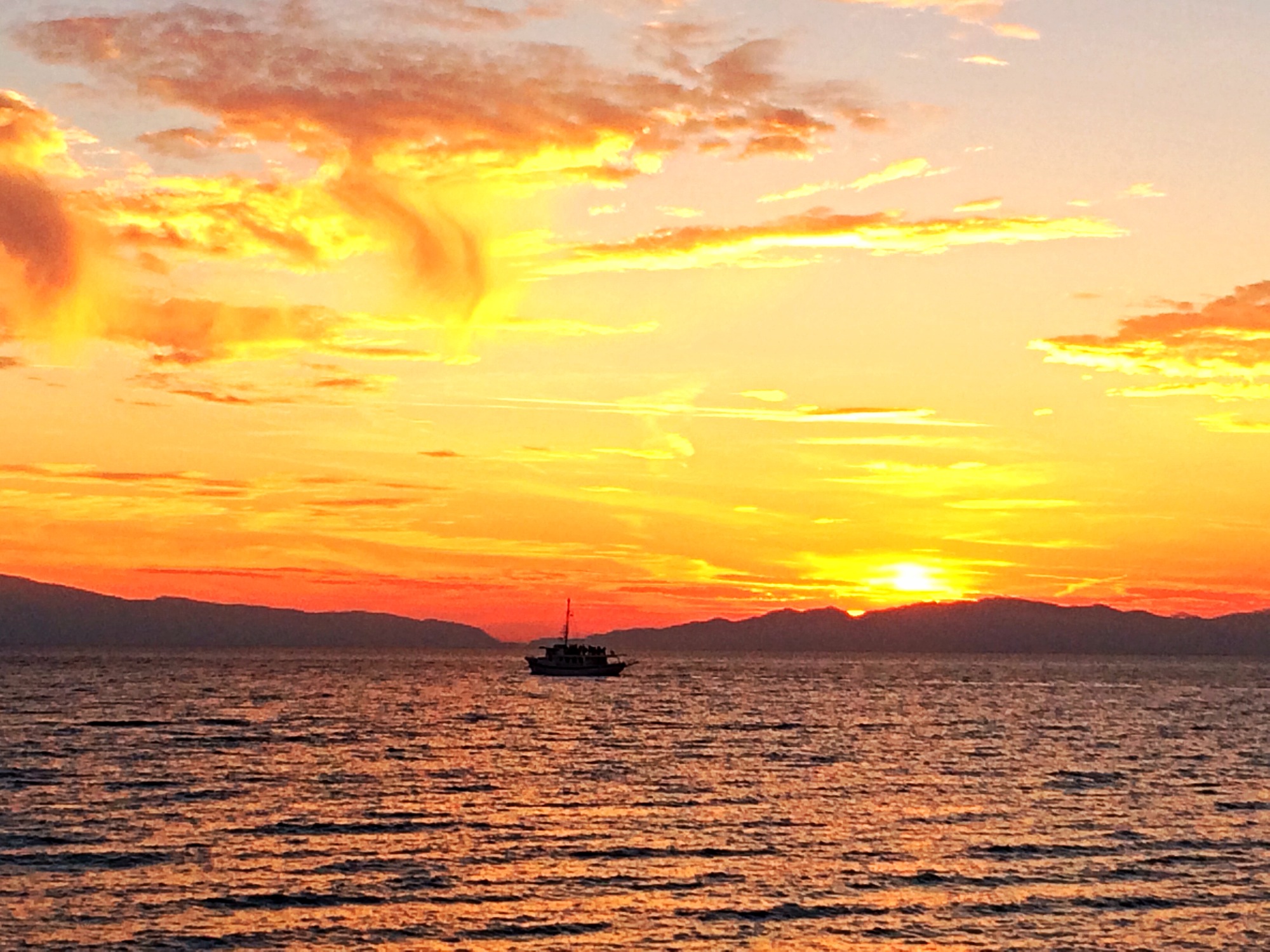 Sonnenuntergang mit Schiff